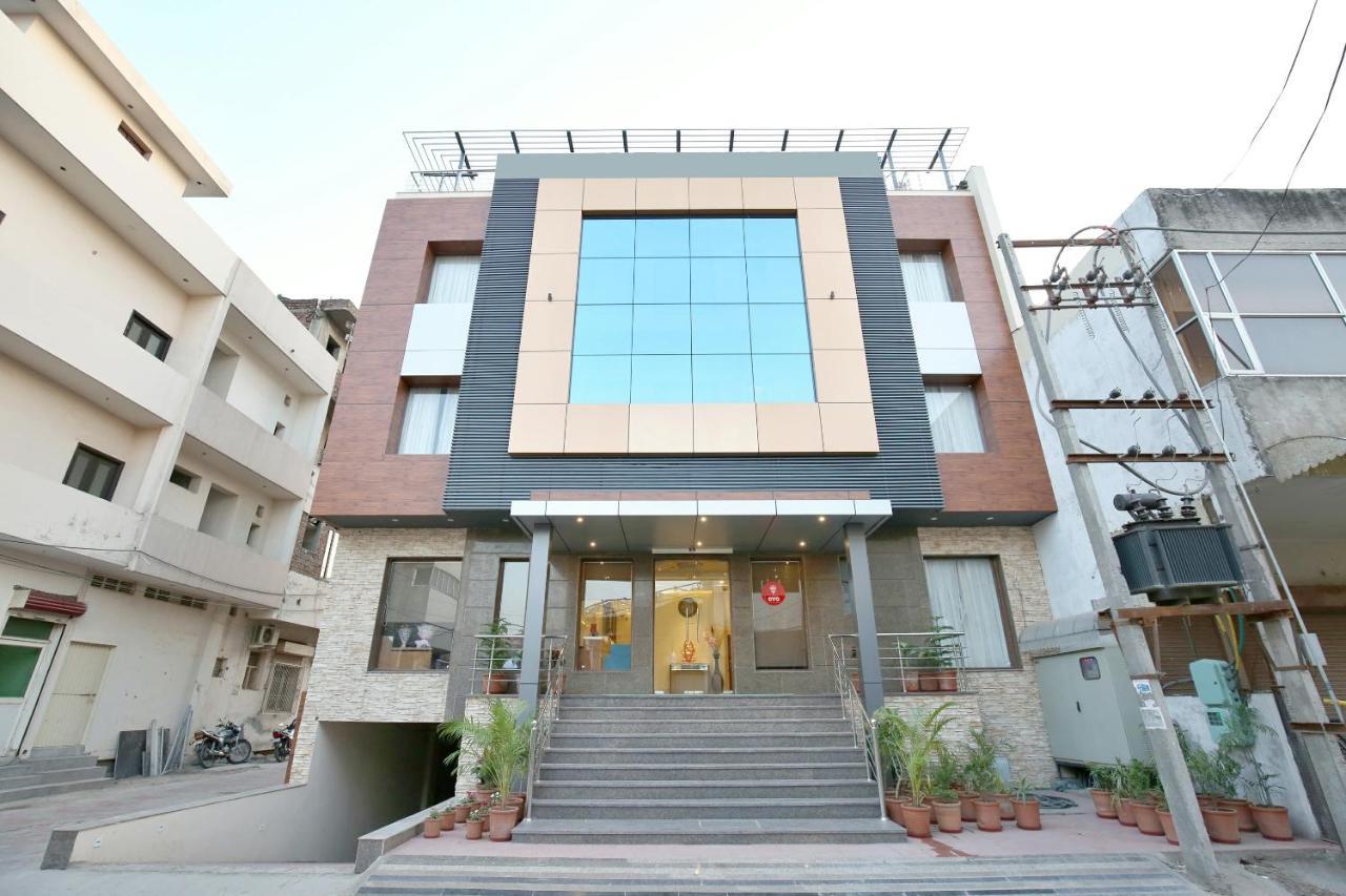 Vaccinated Staff- Capital O 14225 Bahl Regency Hotell Zirakpur Exteriör bild