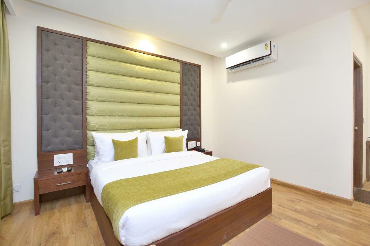 Vaccinated Staff- Capital O 14225 Bahl Regency Hotell Zirakpur Exteriör bild