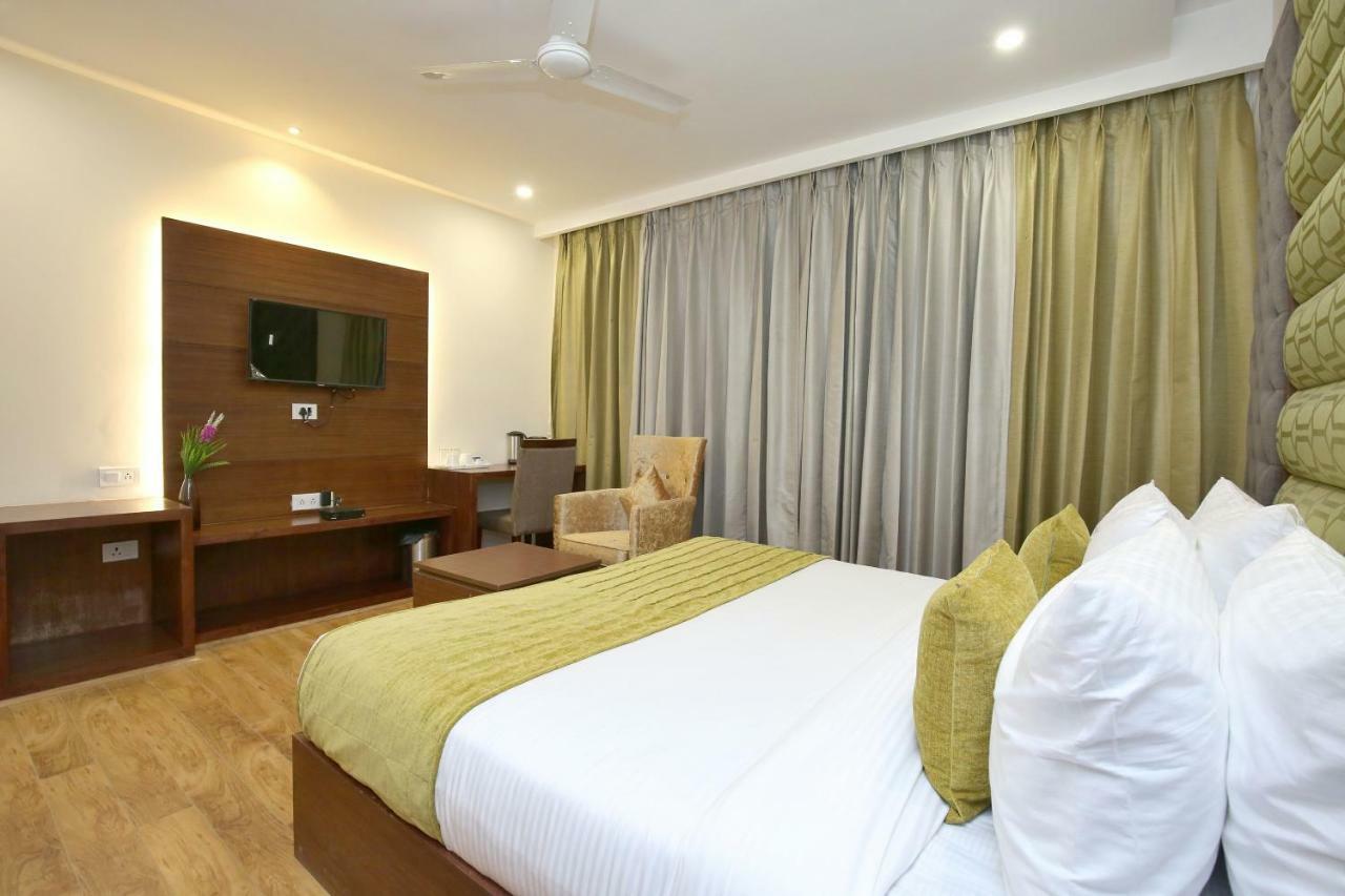Vaccinated Staff- Capital O 14225 Bahl Regency Hotell Zirakpur Exteriör bild
