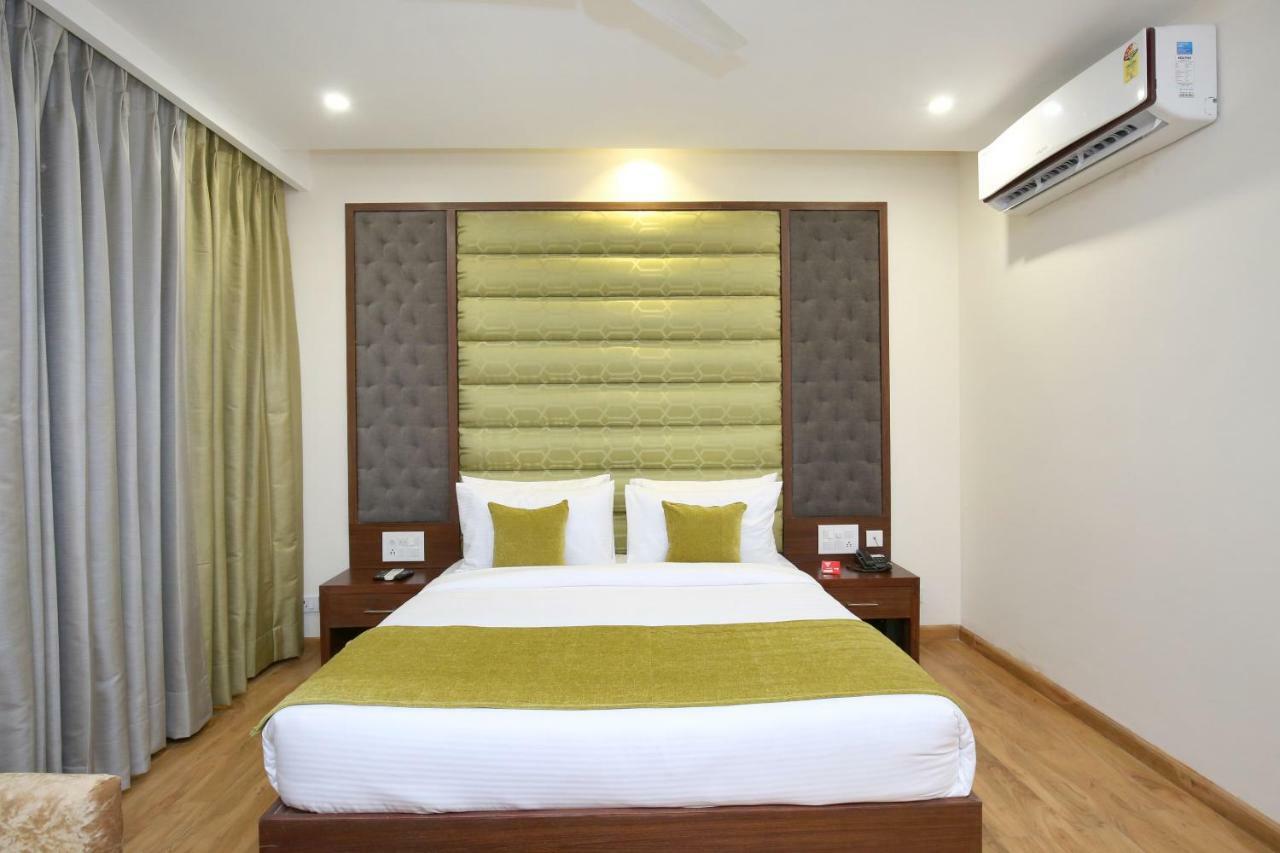 Vaccinated Staff- Capital O 14225 Bahl Regency Hotell Zirakpur Exteriör bild