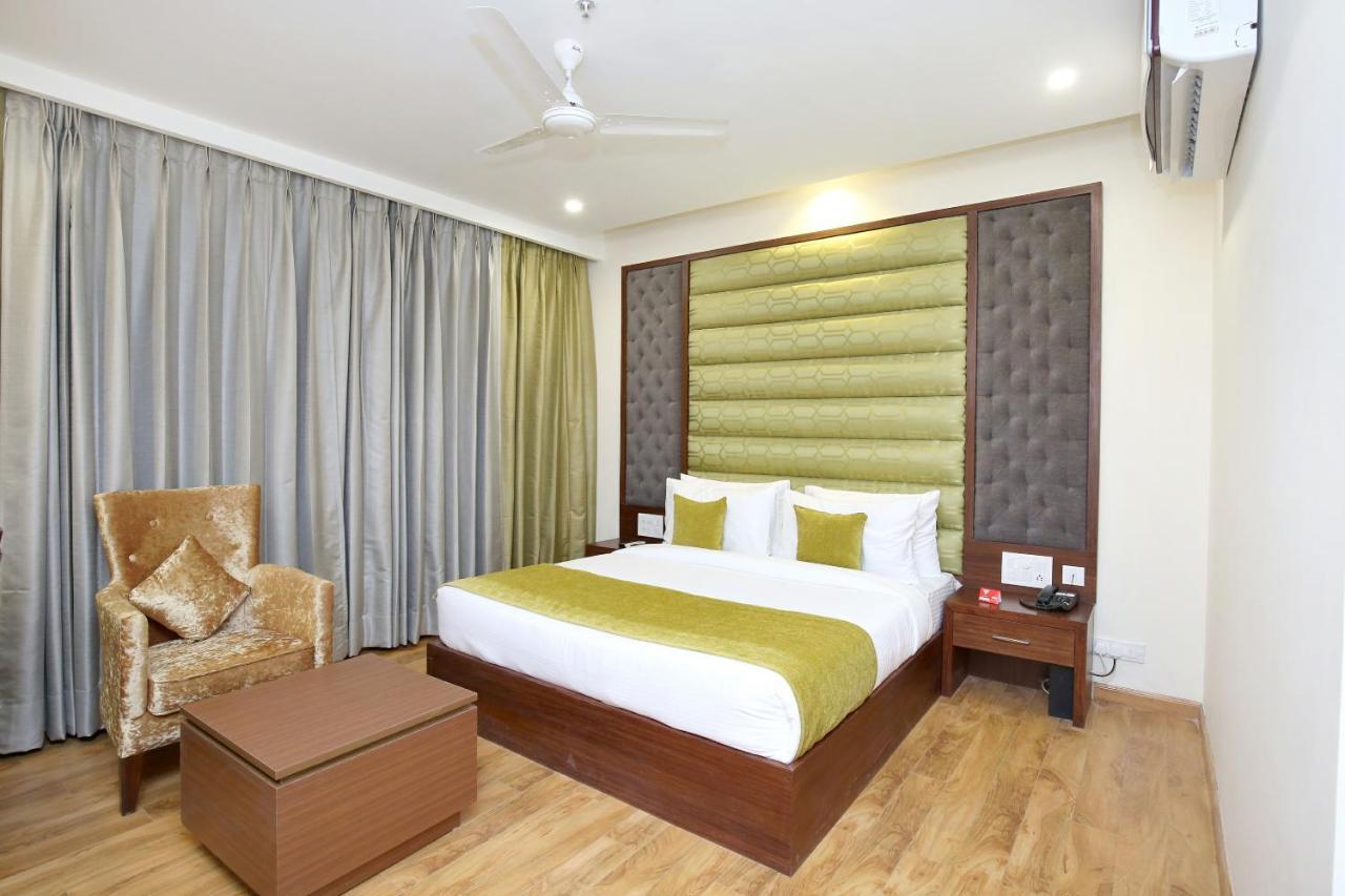Vaccinated Staff- Capital O 14225 Bahl Regency Hotell Zirakpur Exteriör bild